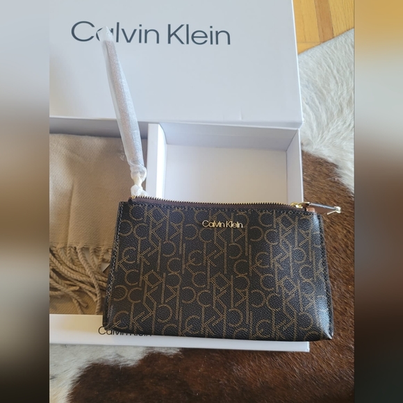 Calvin Klein gift set: scarf and clutch - Picture 3 of 5